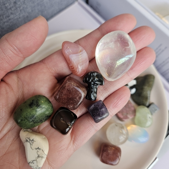 Crystal Tumbles assorted quartz spheres cubes - Picture 4 of 4